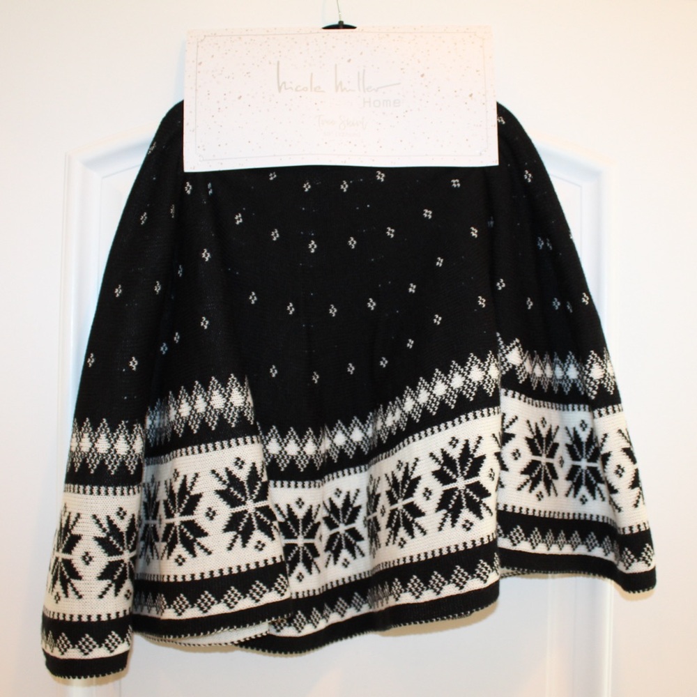 Nicole Miller Home Christmas tree skirt (NWT)